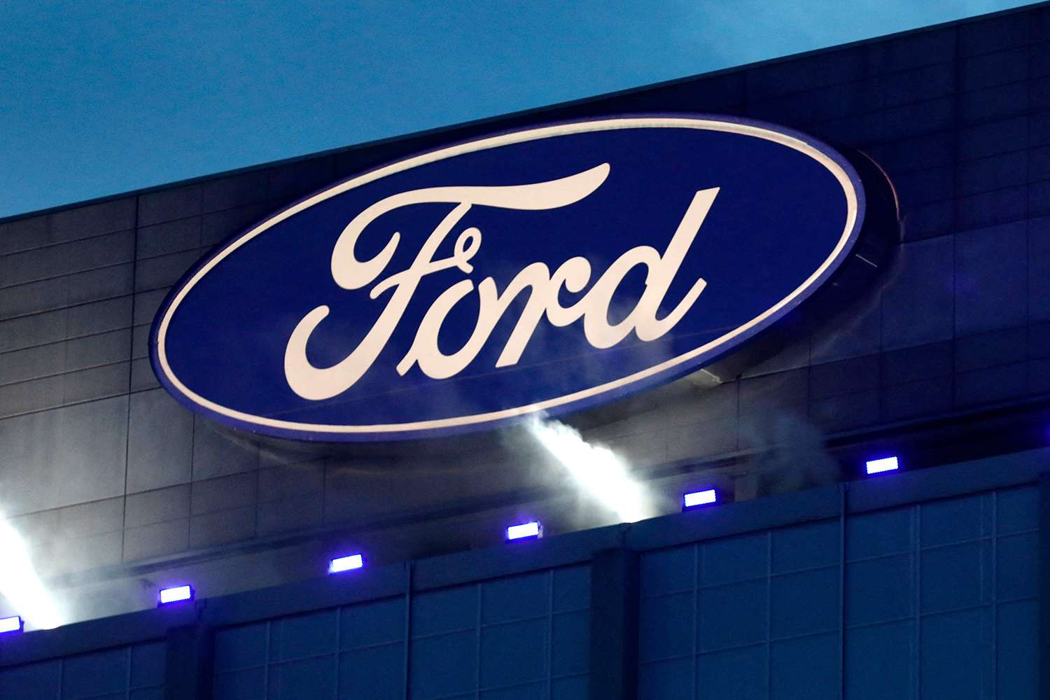 Ford Revê Estratégia de Eletrificação e Cancela Projeto de SUV Elétrico